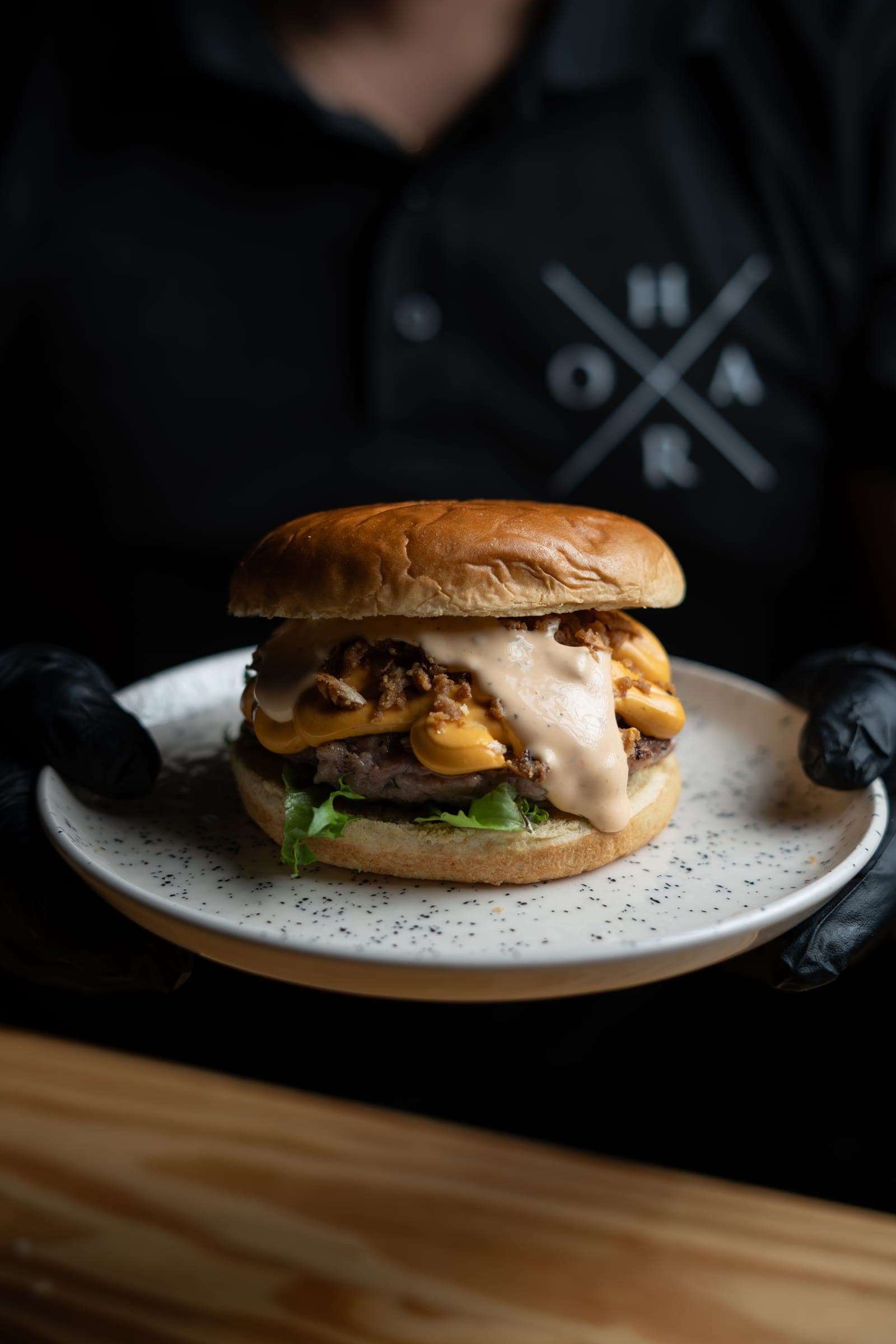 Cocinero del restaurante Haro sosteniendo plato